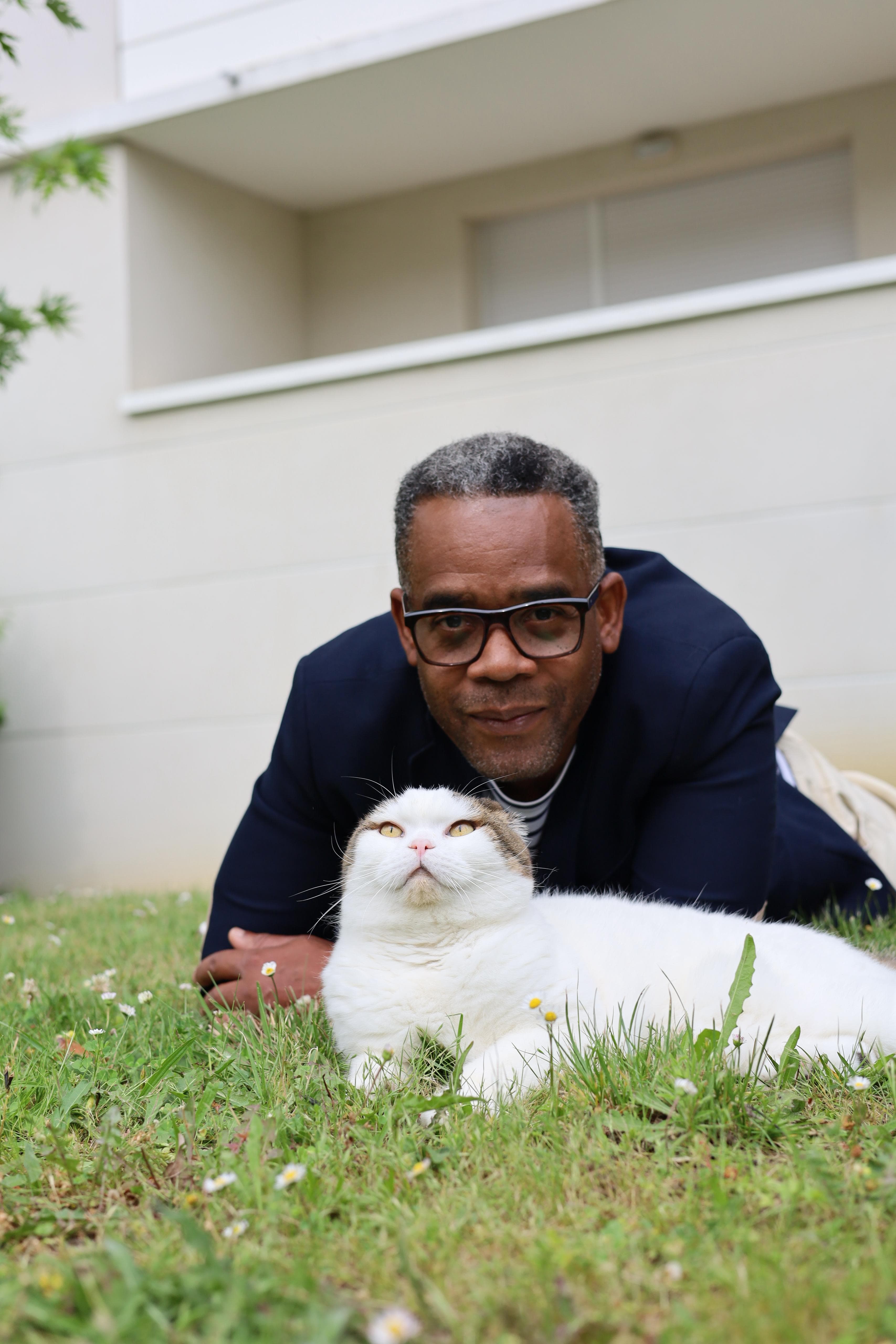 Thierry, fondateur de Zumeo SASU, dans un jardin avec son chat